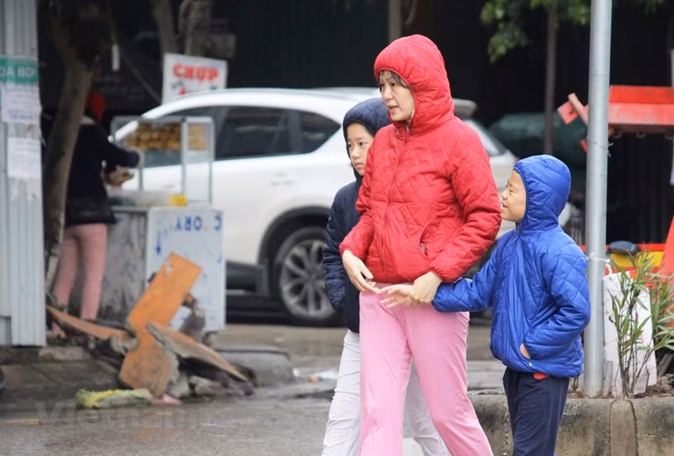 首都市民明显感受到冬天的气息。图自越通社
