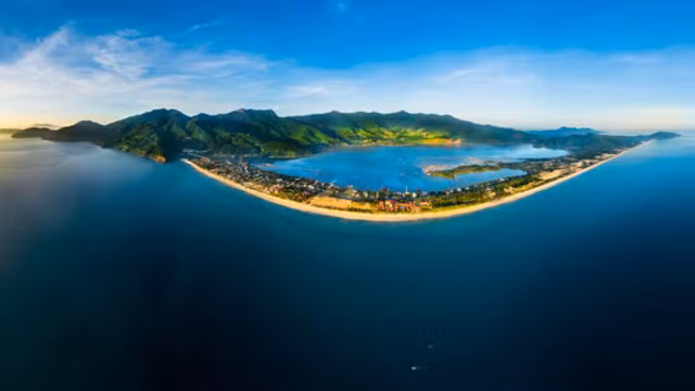 海云岭与陵姑湾的完美结合。图自越通社