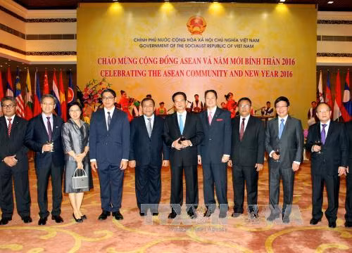  越南政府总理阮晋勇主持招待会，庆祝东盟共同体正式成立和 2016 年丙申年春节。（图片来源：越通社）