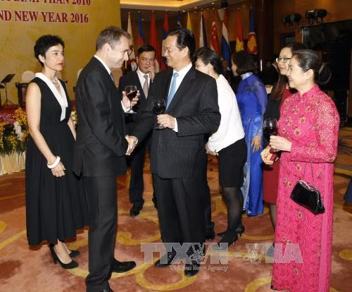  越南政府总理阮晋勇主持招待会，庆祝东盟共同体正式成立和 2016 年丙申年春节。（图片来源：越通社）