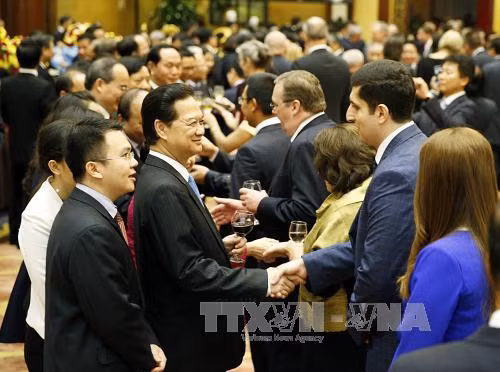  越南政府总理阮晋勇主持招待会，庆祝东盟共同体正式成立和 2016 年丙申年春节。（图片来源：越通社）