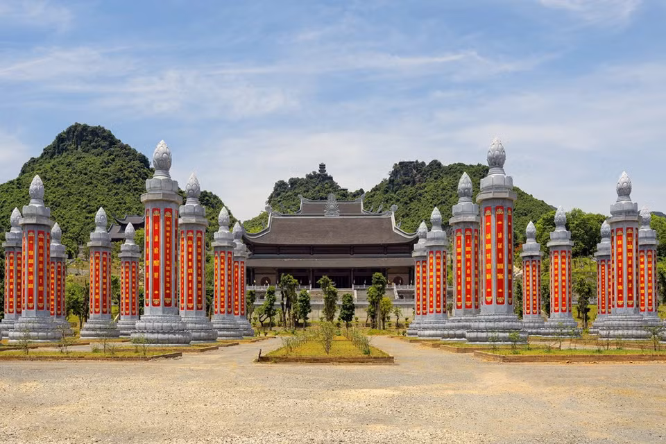 经柱园——三祝寺园内的亮点。越通社记者 大义 摄