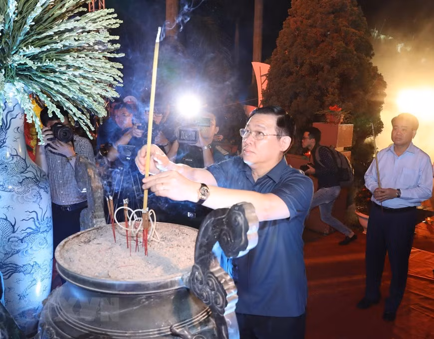 河内市市委书记王廷慧向各位英烈们敬香，缅怀他们的丰功伟绩。越通社记者 文碟 摄