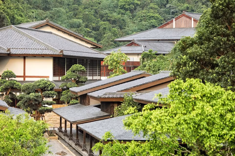 光亨Yoko 温泉区设有温泉浴区、高级治疗区、古典日式别墅、豪华酒店、日式餐馆和有机餐馆。这里还设有家庭温泉区、拥有室内游泳池的小型别墅、传统桧木（hinoki）桑拿室、喜马拉雅山盐岩屋和冰雪屋等系统。来到这里，游客可享受多种颇具吸引力的服务，如：日式桑拿房、喜马拉雅山盐岩汗蒸房等。图自 Vietnam+