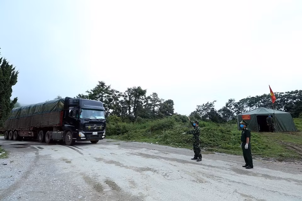 对在西庄国际口岸即将入境的车辆进行检查。越通社记者 潘俊英 摄