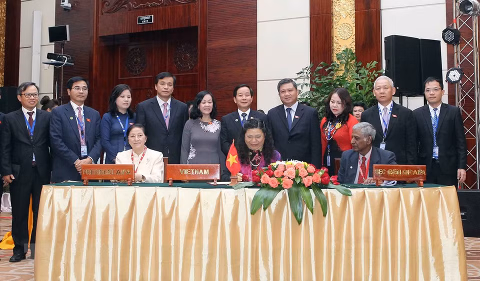 2014年9月19日在老挝万象，越南国会副主席丛氏放签署第35届东盟议会联盟大会联合公报。越通社记者 彦创 摄