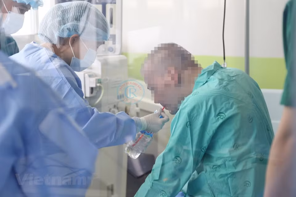 在医务人员的积极帮助下，第91例患者已完全康复。图自越通社
