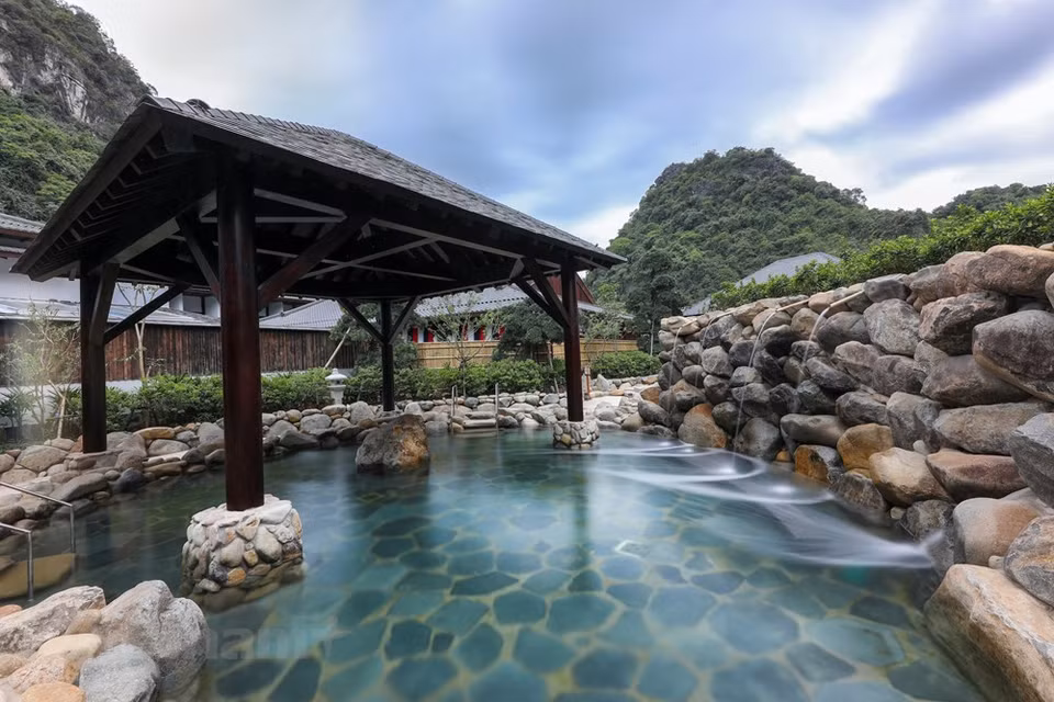 由太阳集团按日本风格投资兴建的光亨Yoko 温泉是一个综合度假区，地处广宁省锦普市光亨坊，设有温泉区、高级治疗区、古典日式别墅、日式餐馆等等。这里给人远离城市喧哗的感觉，是乐享清闲的世外桃源。来到这里，游客可沉浸于日本传统文化空间。图为富有日本文化特色的传统木制别墅和花园。图自 Vietnam+