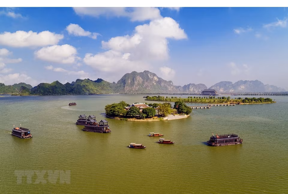 游客可在总面积为600公顷的三祝湖上乘船欣赏自然美景。越通社记者 大义 摄