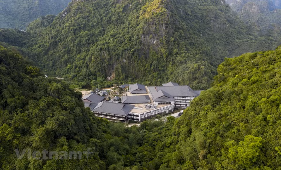 由太阳集团按日本风格投资兴建的光亨Yoko 温泉是一个综合度假区，地处广宁省锦普市光亨坊，设有温泉区、高级治疗区、古典日式别墅、日式餐馆等等。这里给人远离城市喧哗的感觉，是乐享清闲的世外桃源。来到这里，游客可享受多种颇具吸引力的服务，如：日式桑拿房、喜马拉雅山盐岩汗蒸房等。图自 Vietnam+