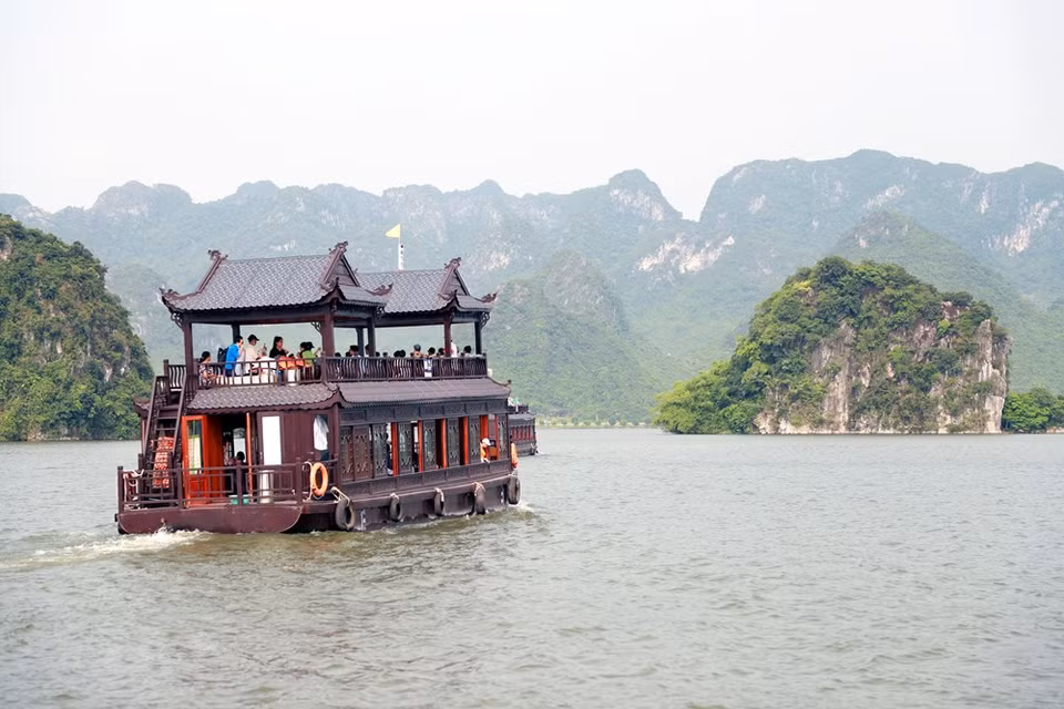 游客可在总面积为600公顷的三祝湖上乘船欣赏自然美景。越通社记者 大义 摄