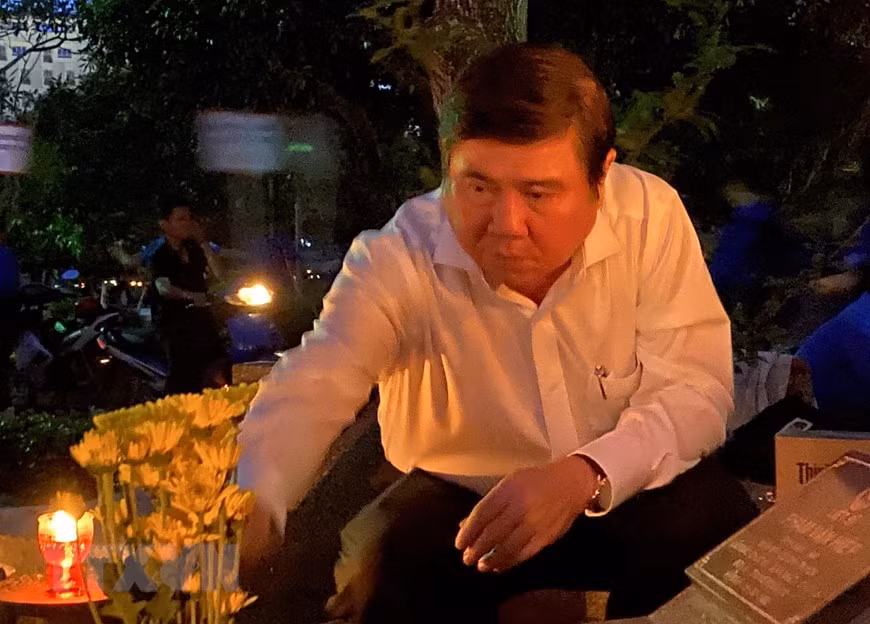 胡志明市人民委员会主席 阮城峰向各位英雄烈士敬香。越通社记者 红江 摄