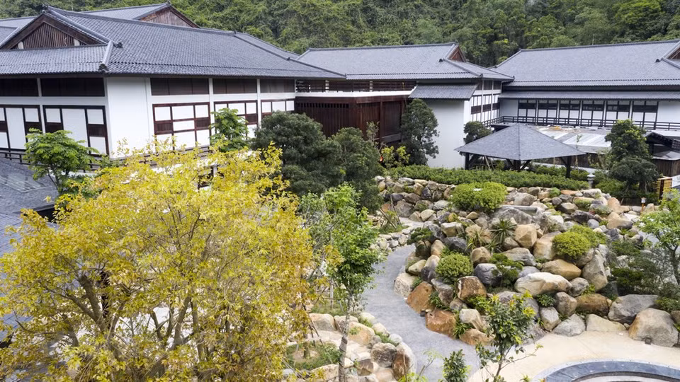 由太阳集团按日本风格投资兴建的光亨Yoko 温泉是一个综合度假区，地处广宁省锦普市光亨坊，设有温泉区、高级治疗区、古典日式别墅、日式餐馆等等。这里给人远离城市喧哗的感觉，是乐享清闲的世外桃源。来到这里，游客可沉浸于日本传统文化空间。图自 Vietnam+