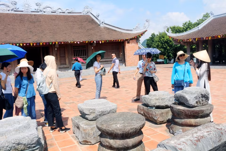 越南旅游总局正式开展国内旅游刺激活动后，赴三祝旅游区观光游览的游客量日益提升。越通社记者 大义 摄