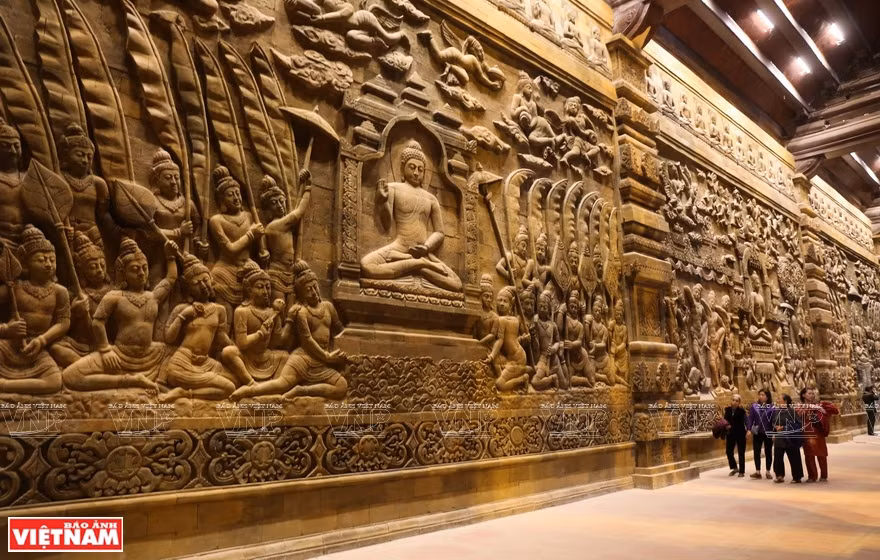 三祝寺各佛殿里墙上雕刻着关于佛传说的画。图自越南画报 