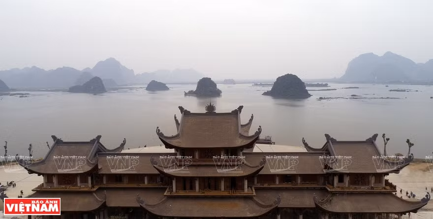 三祝寺景观格外雄伟壮大、四面环山和湖泊，被称为陆上下龙湾。图自越南画报 
