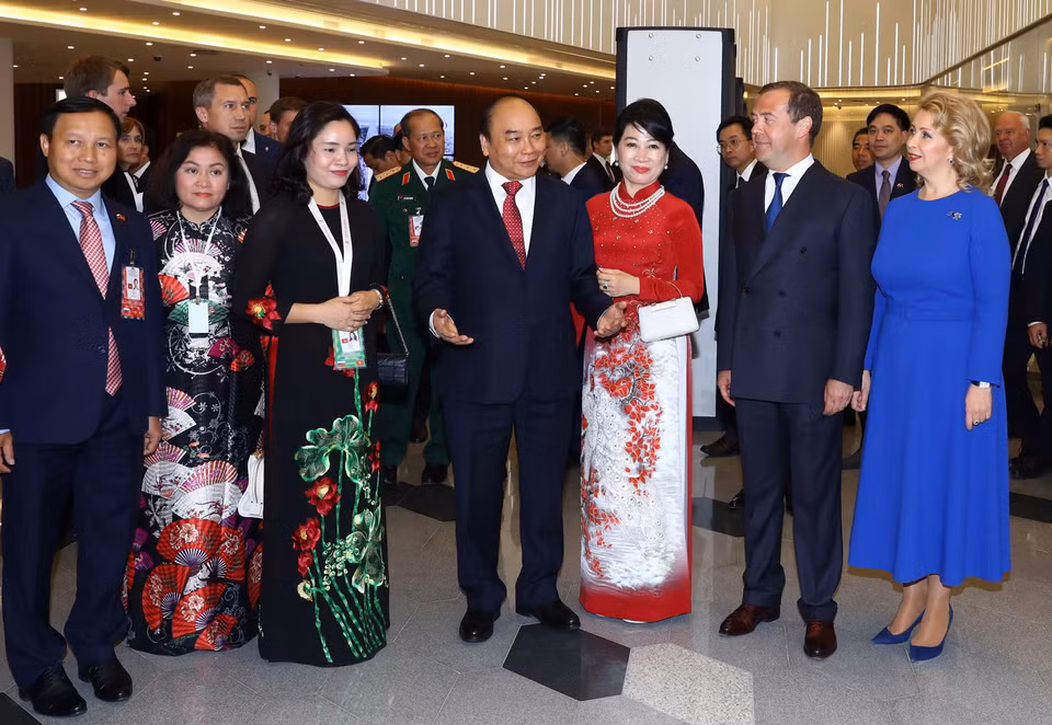 阮春福与德米特里和夫人参观题为“俄罗斯感触”的画展以及介绍越南风土人情与文化的图片展。越通社记者 统一 摄