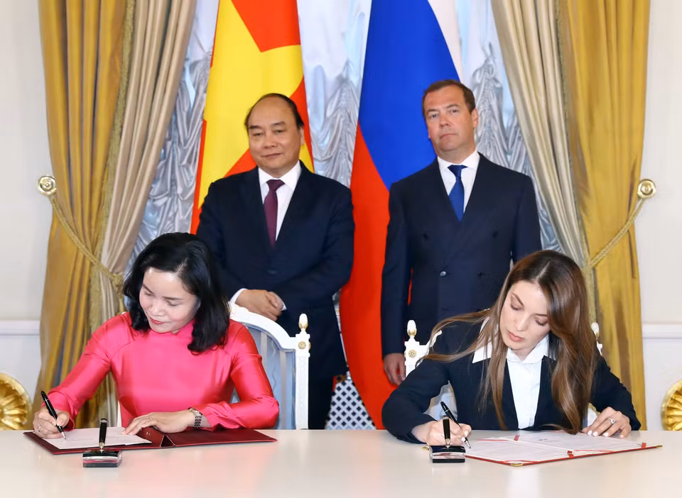 越南政府总理阮春福同俄罗斯总理梅德韦杰夫共同见证两国合作协议签字仪式。图自越通社