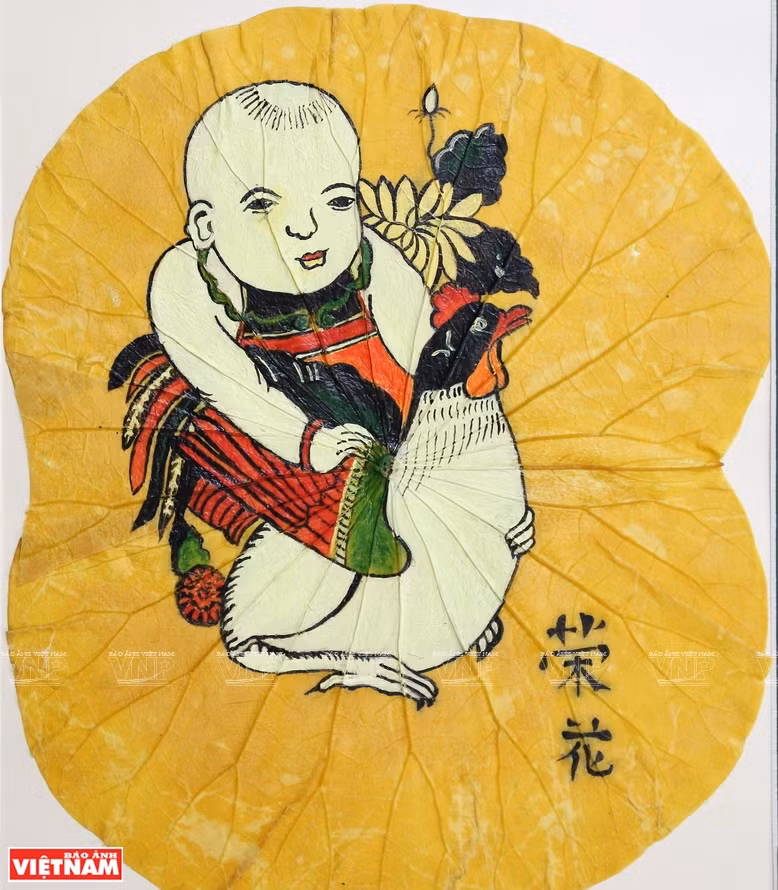 美术大学生黄弘是阿勇的合作伙伴，他说：“绘画的难处是荷叶有叶脉，手笔必须巧妙、有力而灵活，要求越高，我越感兴趣。” 图自《越南画报》
