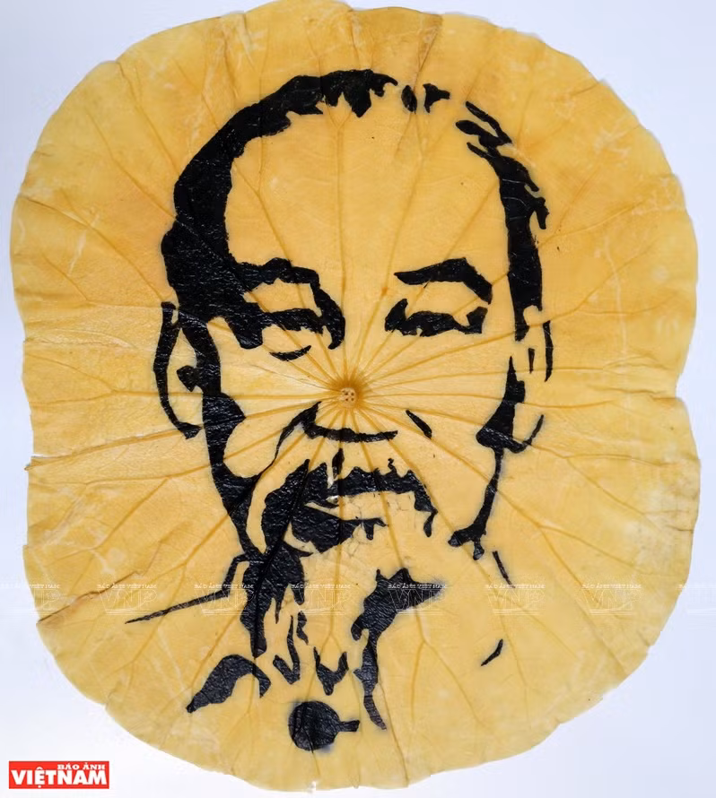 最难的工序是在荷叶上绘画，主要是画书法、东湖画等越南传统文化作品，使之成为越南民间色彩浓重的艺术品。图自《越南画报》