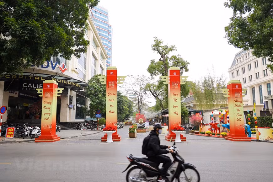 “2021年辛丑春节图书街”活动于大年初三（即2月14日）在河内市陈兴道坊12·19街举行。该活动由河内通信传媒局同还剑郡人民委员会配合举行。因受新冠肺炎疫情的影响，今年图书街各项活动规模被缩小。组委会已取消开幕式和关于阅读文化以及春节文化的座谈会。图自Vietnam+