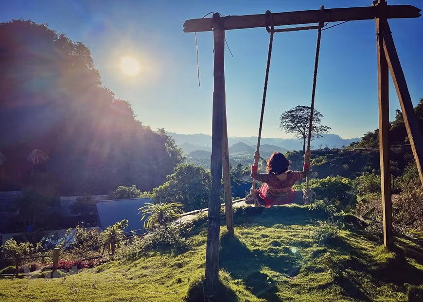 木州县是越南西北部山区山罗省一个充满吸引力的旅游目的地。不管是夏季还是冬季，雾天还是晴天，游客都被这里的大自然美景吸引住了。这里空气清新、凉爽，自然景观原始、雄伟，当地居民友善、好客。来到这里，爱去打卡的年轻人有很多的选择。图为：爱情山区”寄宿宾馆看日出的最佳地点。图自Vietnam+ 