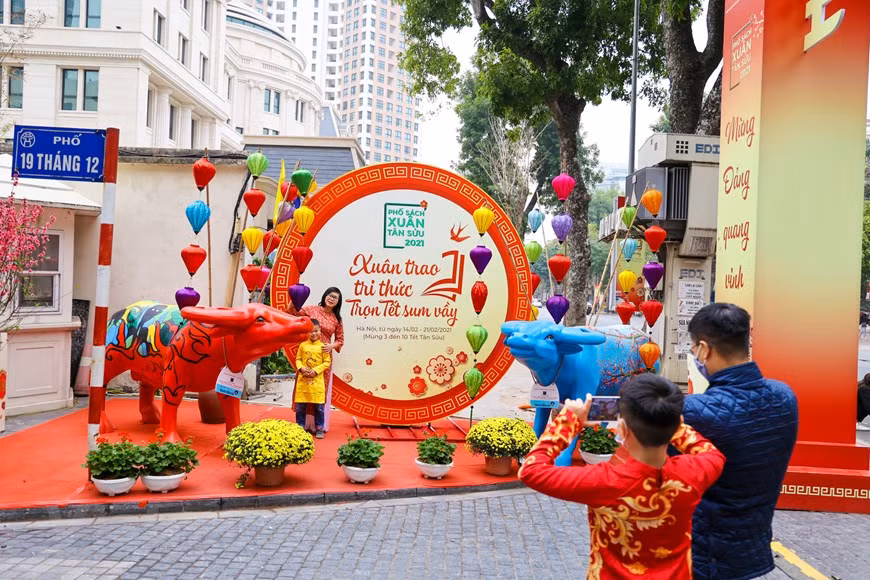 今年“辛丑春节图书街”的主题为“新春把知识交给你-春节团圆”，参加该活动时，河内市民将有机会看到面貌崭新的河内图书街。今年由于新冠疫情，组委会取消图书节开幕式，但2021辛丑春季图书街依然延长至初十（即2月21日）。图书街是首都居民阅读文化之美，同时其有助于促进社区阅读文化发展。图自Vietnam+