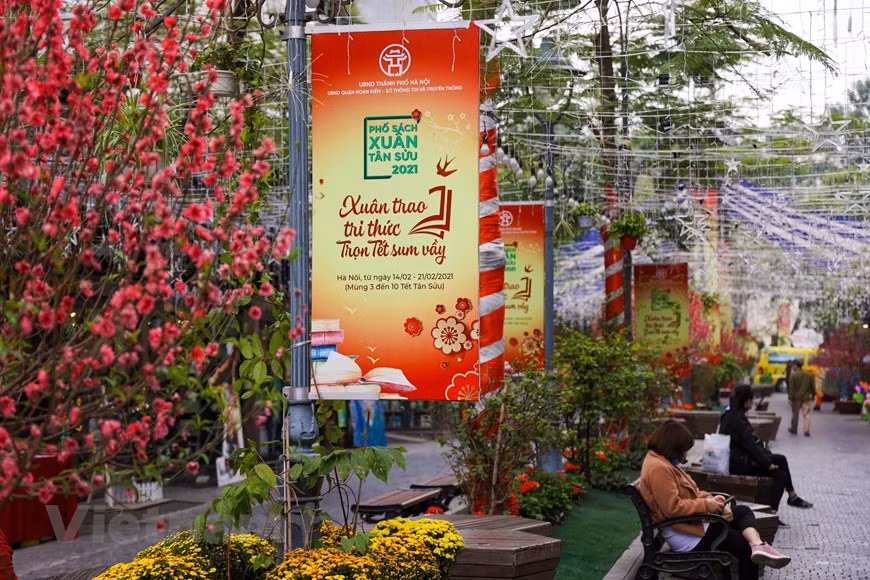 2021辛丑年春节图书街金碧辉煌且富有传统春节特色。此外，写书法、捏塑、民间游戏等活动让2021辛丑年春节图书街继续成为一个知识空间和首都居民和来到河内旅游的游客每逢春节到来不可缺少的文化目的地。2021辛丑春季图书街依然延长至初十（即2月21日）。图自Vietnam+