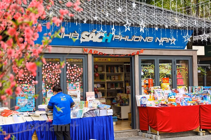 参加活动的各家出版社和图书公司都注重展位设计，展位设计展现独特风采，吸引参展观众的眼球。今年图书街活动共设16个展位，各出版社和书店已向读者介绍了数千本富有传统文化、知识的新书。图书街是首都居民阅读文化之美，同时其有助于促进社区阅读文化发展。图自Vietnam+