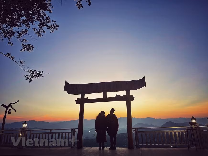 来到木州县，大部分游客选择家庭寄宿体验旅游形式，以能够与当地居民一起吃、一起住并体验其日常生活。这种旅游模式非常新颖，通过直接参加舂糍粑等活动了解当地居民的文化美，给游客带来有趣和难忘的体验。图为：一对情侣手牵手在“爱情山区”寄宿宾馆最高地点看日出。图自Vietnam+ 
