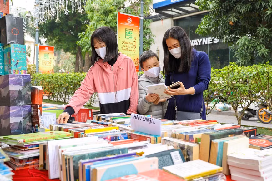 “2021年辛丑春节图书街”活动的布置设计富有民族传统节日——春节的氛围。组委会已在图书街上再现了昔日河内的景象，如湖畔电动火车，人们可在这里照片留念。今年辛丑春节图书街已成为首都居民和赴河内的游客前来游玩，同时也是他们较为喜爱的知识空间和目的地。图自Vietnam+