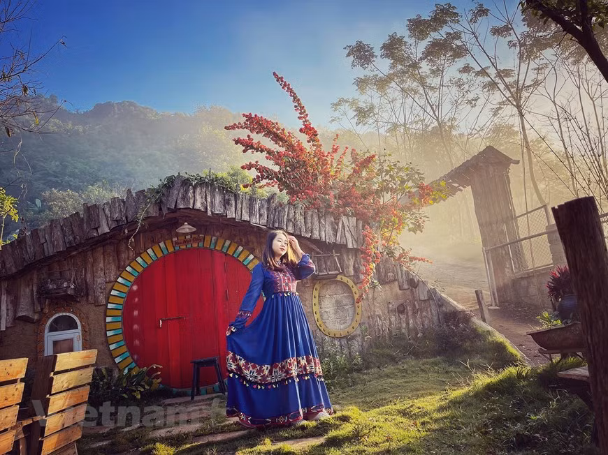 木州是越南西北部山区山罗省一个充满吸引力的旅游目的地。不管是夏季还是冬季，雾天还是晴天，游客都被这里的大自然美景吸引住了。这里空气清新、凉爽，自然景观原始、雄伟，当地居民友善、好客。来到这里，爱去打卡的年轻人有很多的选择。尽管对很多人来说，木州县是一个较为熟悉的地方，但这里仍然是颇具吸引力的旅游景点。这里四季都繁华似锦，景色让人留恋忘返。图自Vietnam+