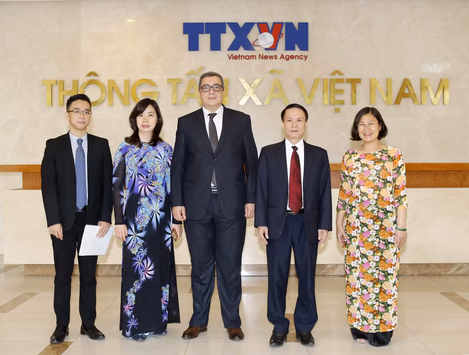 阮德利社长（右二）欢迎阿德令哈密德•卡彻社长（左三）一行。（图片来源：越通社）