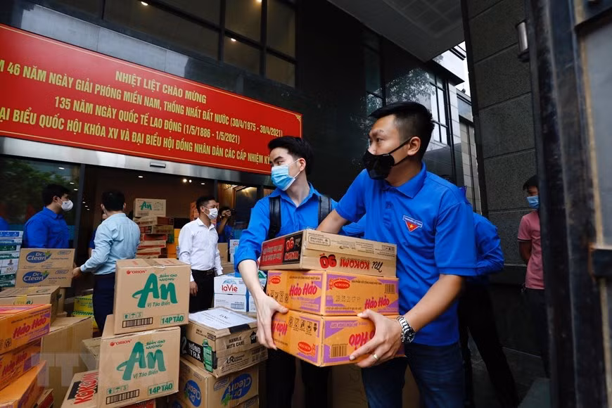 中央各直属机关青年团员向北江省运输各种必需品，协助该省有效应对新冠肺炎疫情。图自越通社