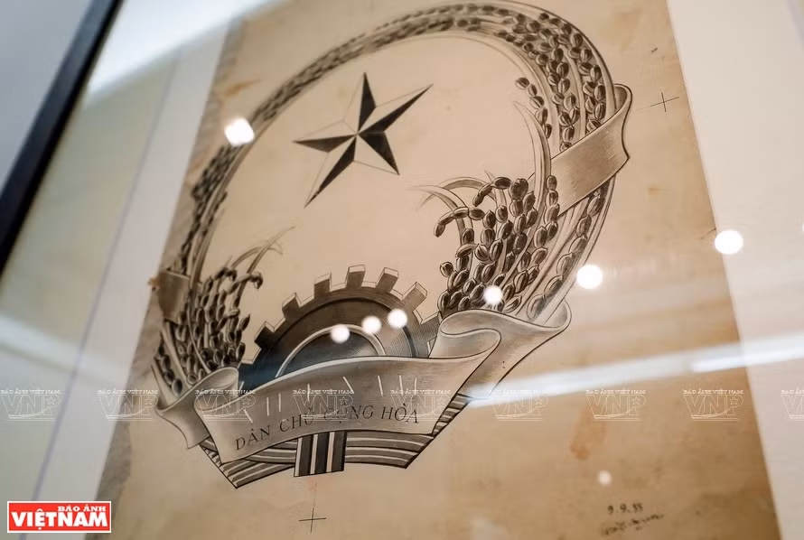 1954年10月，中央文艺部门美术处已选择裴庄灼画家的一幅越南国徽草图递交政府总理审批。图自 越通社
