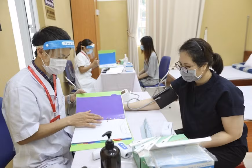 注射之前，所有志愿者都要经过筛查和各项相关测试。图自：越通社