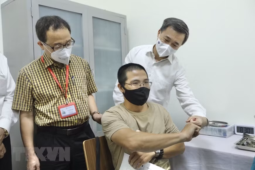 接受ARCT-154新冠疫苗接种的第一名志愿者。图自：越通社