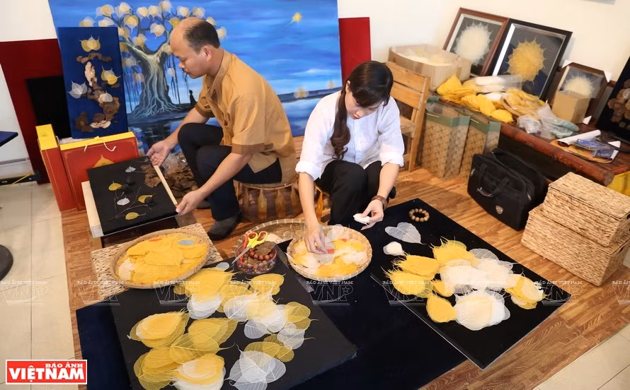 最后，工匠们将经过加工的菩提叶拼贴起来。图自 越通社/越南画报
