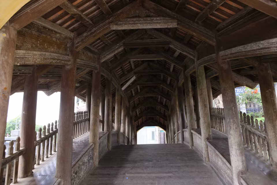 凉寺瓦顶木桥具有独特的建筑风格。图自越通社