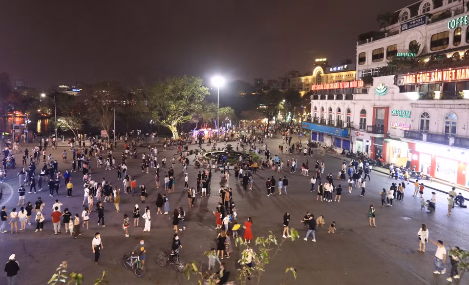 3月20日晚，众多等候已久的游客涌上还剑湖步行街区。图自越通社