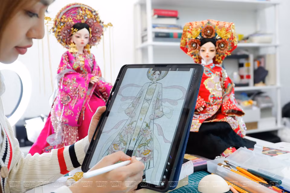在电脑上进行服装草图设计。图自越南画报