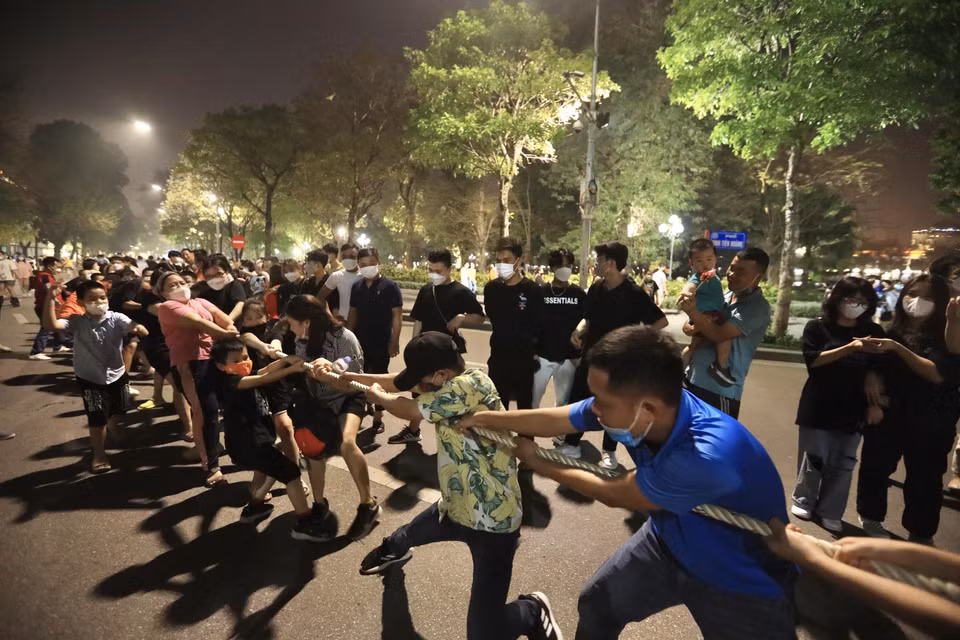 力量、智慧和意志力是拔河游戏三大关键因素。图自越通社