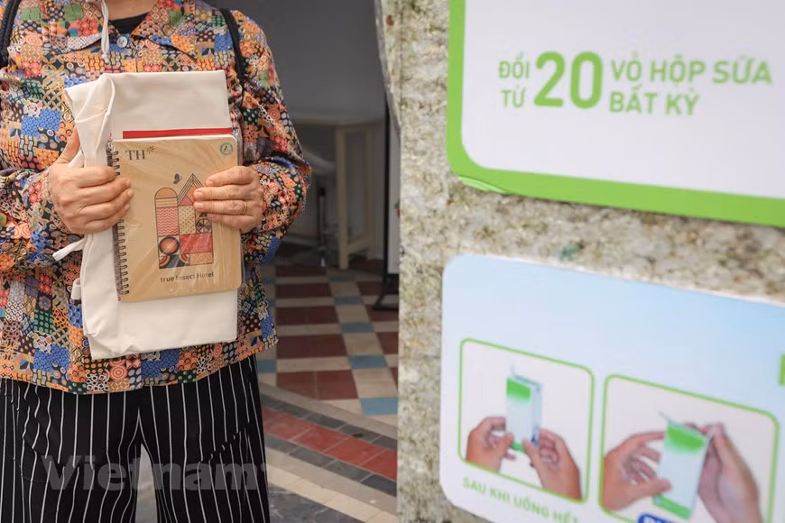 人们只要把不同品牌的牛奶盒清洗干净和折叠好，然后带到河内和胡志明市指定的20家TH奶制品专卖店就可以获得礼品。凡是捐赠20个牛奶盒以上的人就可以收到一本可爱的本子。这些本子是知名包装公司利乐利用现代回收技术制作的一个产品，其中本子的封面由回收纸盒制成。图自Vietnam+