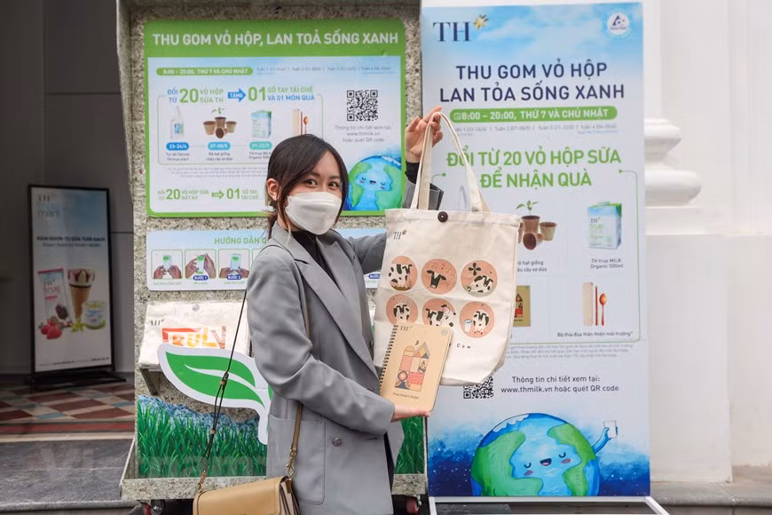 奶盒回收和兑换礼品是一项非常有意义的活动；做好垃圾的分类、回收工作有助于实现经济效益和生态效益的“双赢”。在兑换礼品过程中，TH帆布包深受消费者的喜爱。帆布包早已成为许多绿色生活“追随者”的贴心随身物品。帆布包采用麻制成的天然材料织物，既美观又耐用，可长期替代一次性塑料袋，从而减少塑料废弃物对环境的污染，为有效保护环境做出贡献。图自Vietnam+
