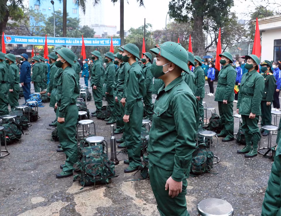 河内市河东郡新兵应征入伍。图自越通社