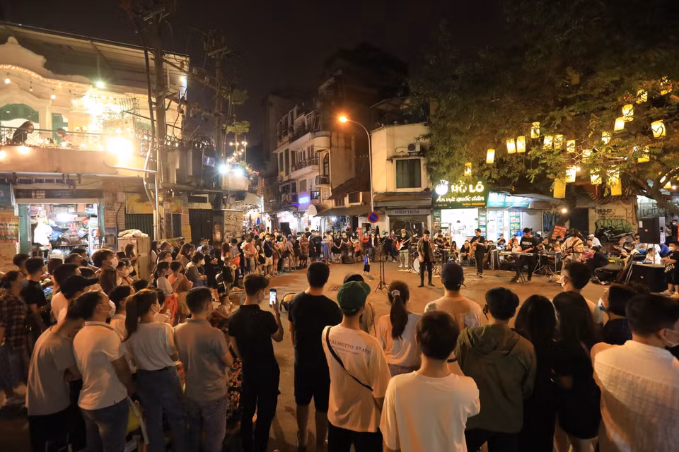 在丁烈路和嘉鱼路丁字路口的文艺演出吸引大量居民和游客的眼球