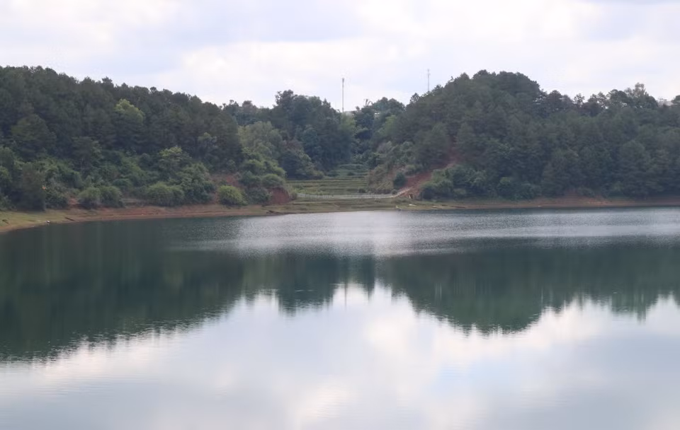 海湖旅游区拥有原始自然之美，吸引众多国内外游客前来观光游览。图自 越通社