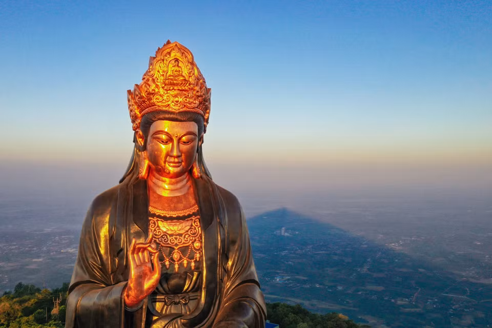 黑婆山峰上的西普陀山佛像是亚洲最大的佛像。图自越通社