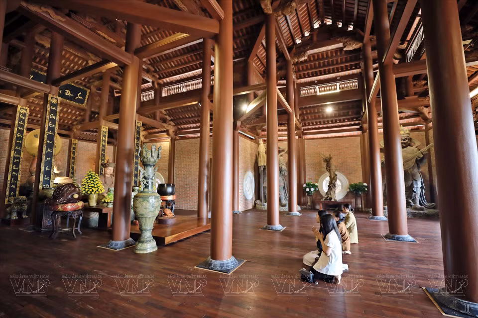 地藏飞莱寺吸引大量当地人民和四面八方游客前来烧香拜佛。这是宁静安逸的信仰之地。图自越南画报/越通社