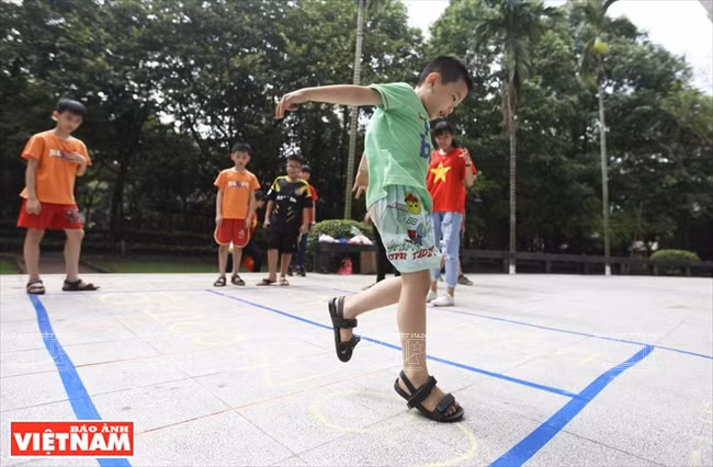 单脚跳游戏。图自越南画报